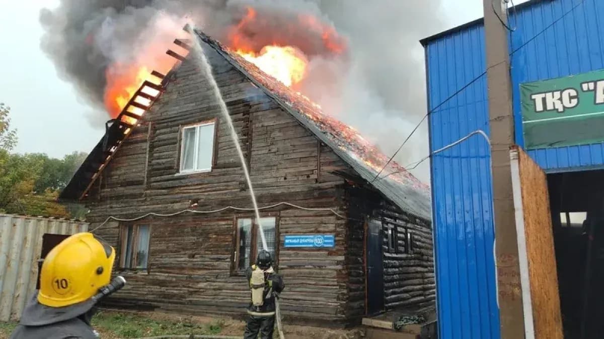 Көкшетауда найзағай түсіп, жеке үй отқа оранды