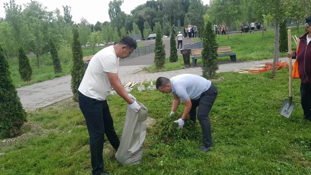 Более 7 тыс. человек приняли участие в общегородских субботниках в Алматы