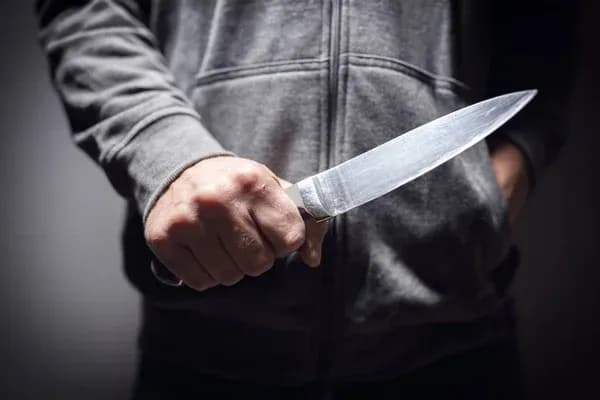     В Алматы неизвестный с ножом напугал прохожих