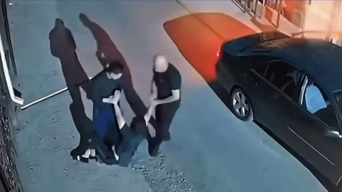 Шымкентте жас жігітті көшеде жүрген жерінен әскери бөлімге алып кеткен