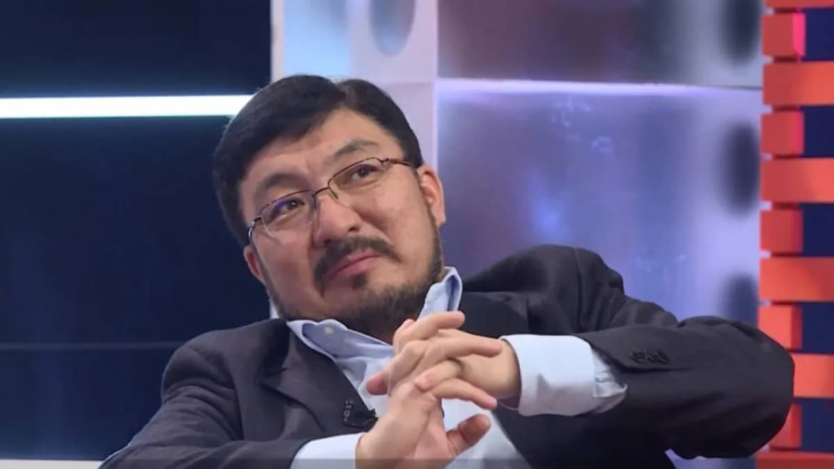 «Шешемнің омырауын әлі күнге дейін ұстаймын»: Тоқтар Серіковтің сұхбаты желі талқысына түсті