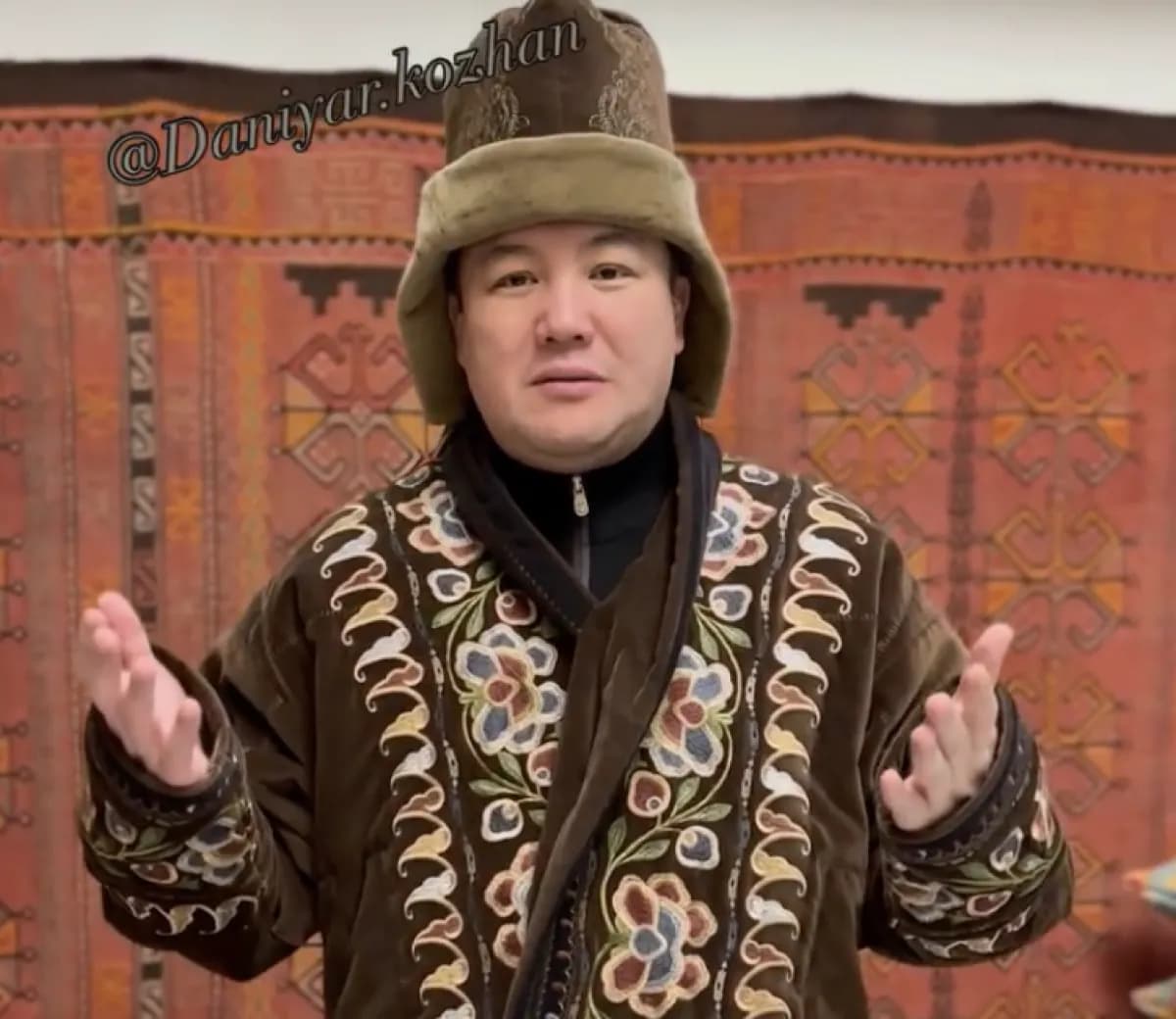 «Жаттап алса қайтеді»: Тұрсынбек Қабатов бата беремін деп, елден оңбай сөз естіді