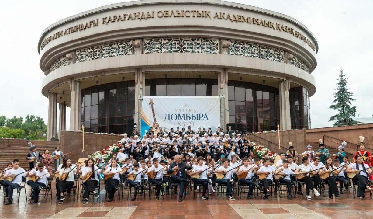 Қарағандыда жүздеген домбырашы «Адай» күйін бірге орындады