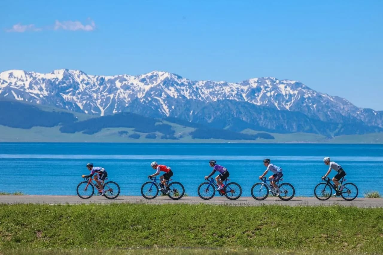 В Синьцзяне 18-я велогонка вокруг озера Сайрам отличается множеством ярких моментов