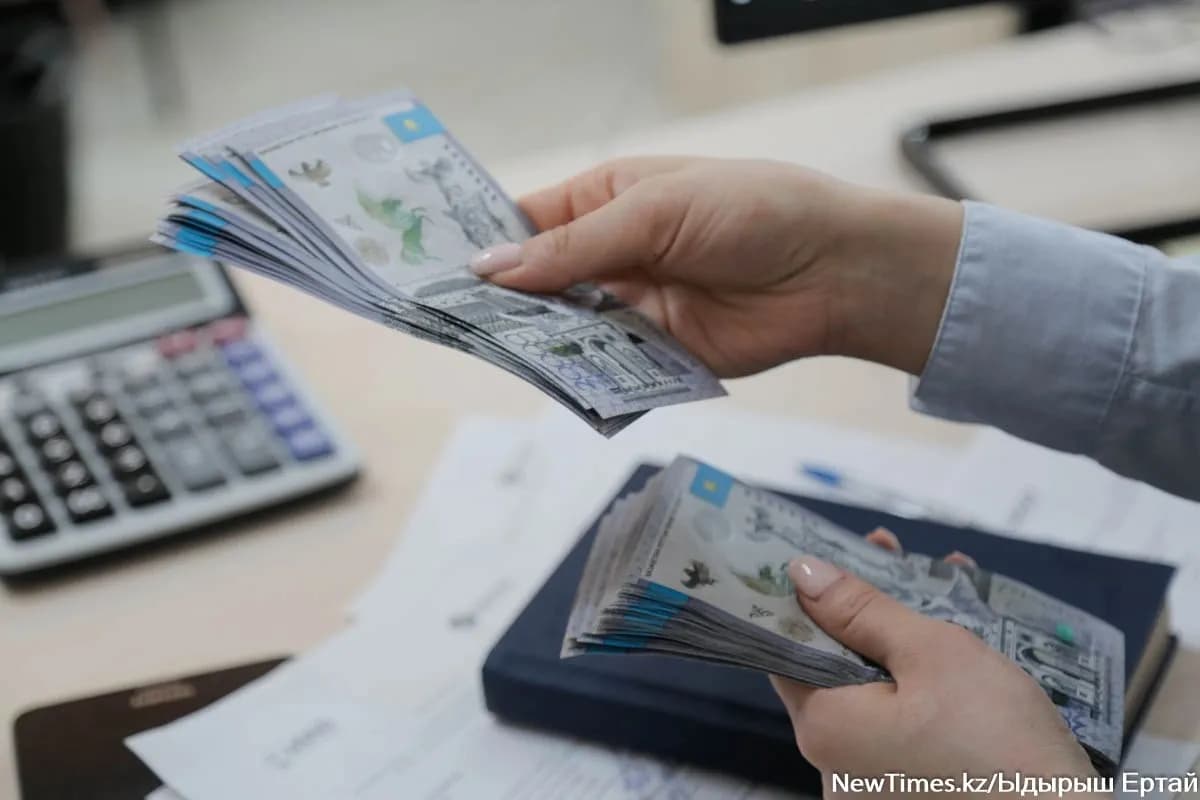 Некоторым казахстанцам станет сложнее брать кредиты: новые правила