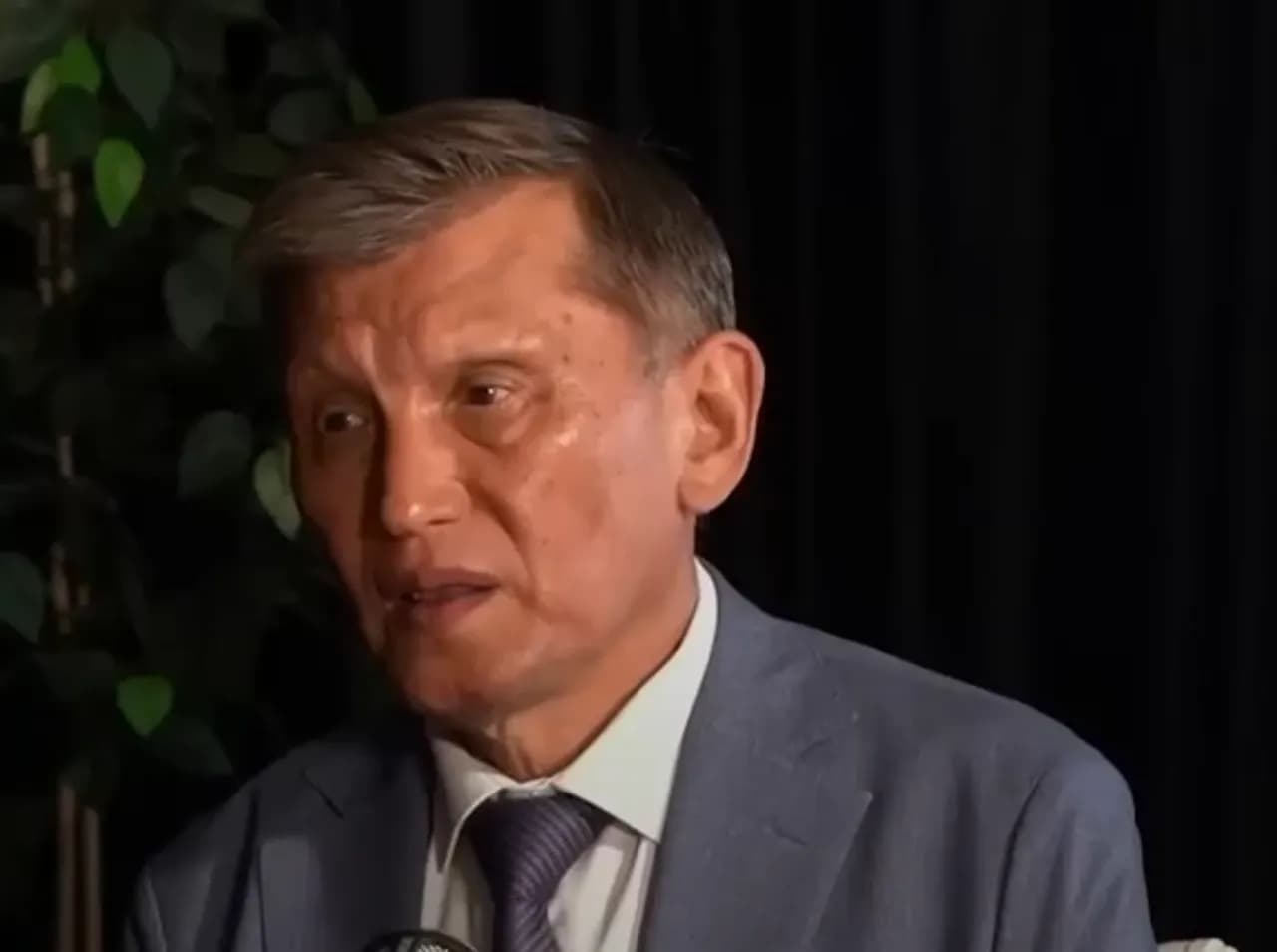 Дастархан үстінде қол алысып амандасу – әдепсіздік