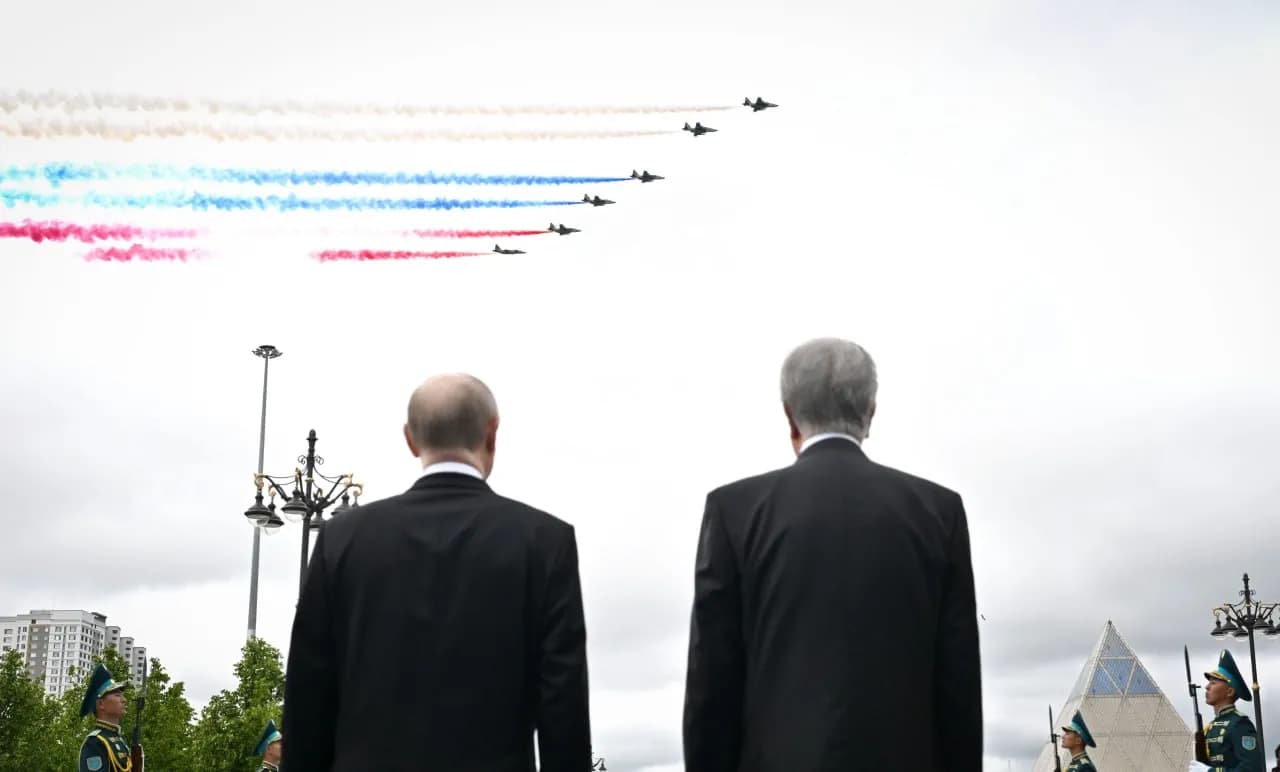 Путиннің құрметіне елорда аспанында әскери ұшақтар Ресей туын бейнеледі
