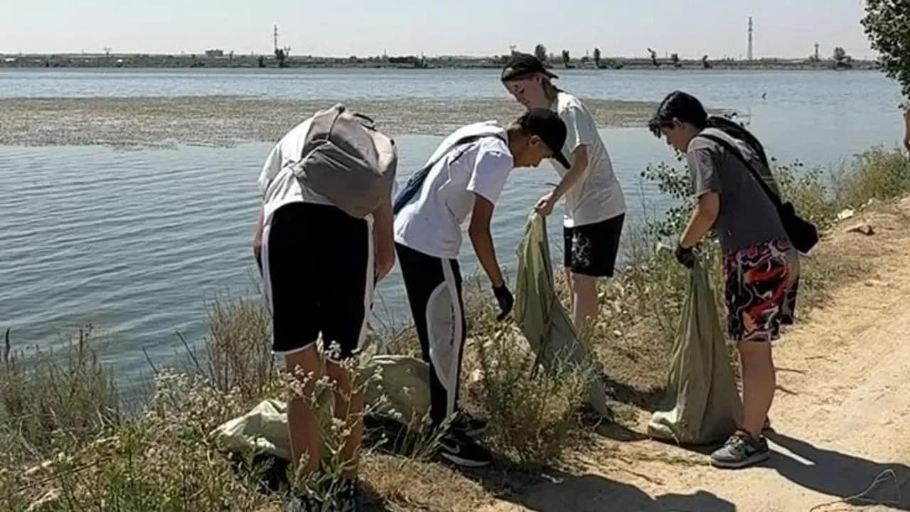«Таза Қазақстан»: Саран жастары су қоймасының жағалауын тазартты