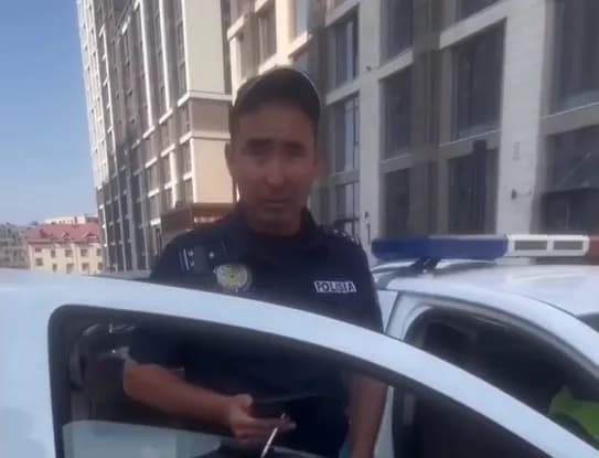 Шымкент полицейі боқтап, темекі шеккен: видео желіге тарады
