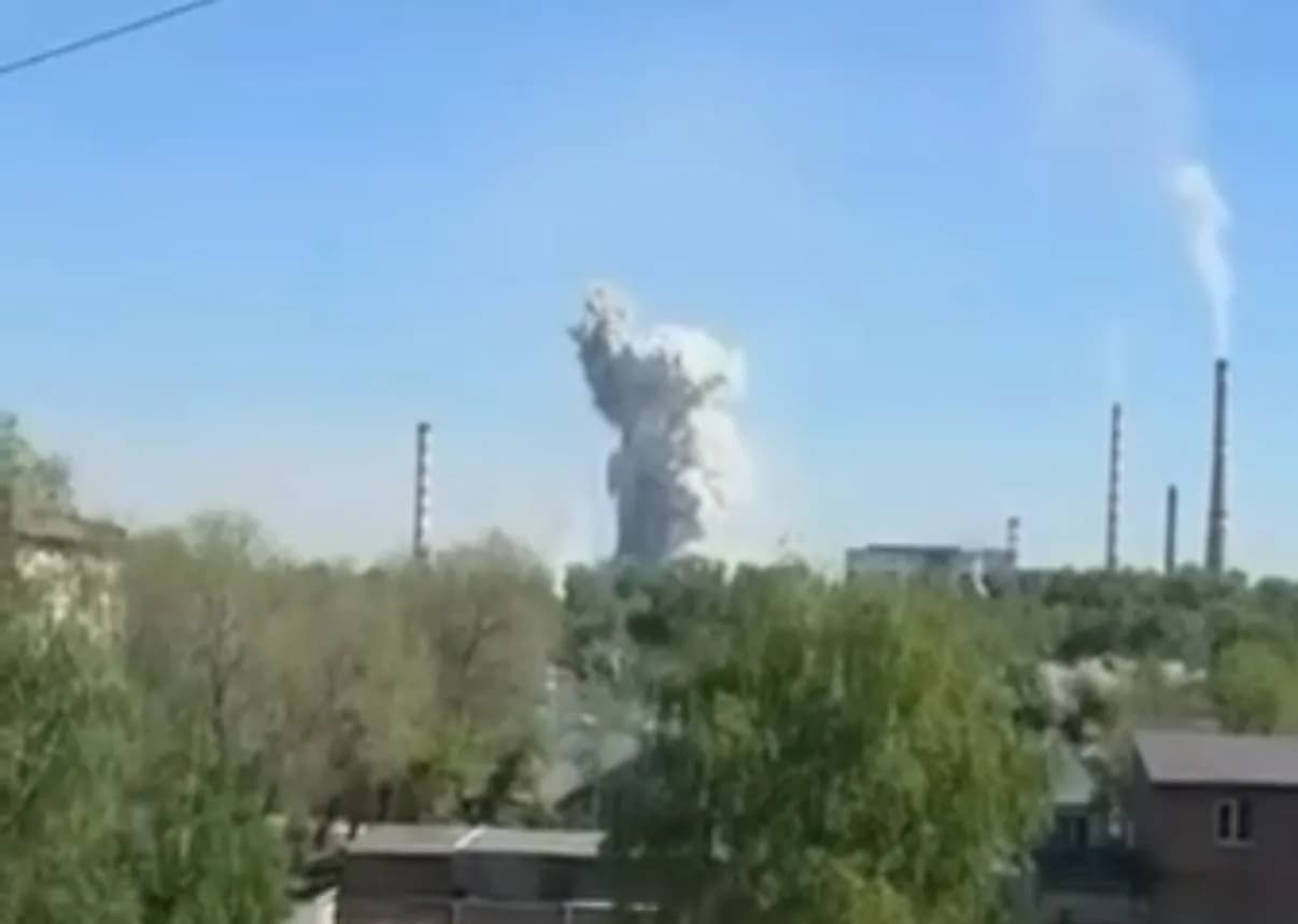 В Усть-Каменогорске на заводе произошел взрыв: обрушилась часть конструкции