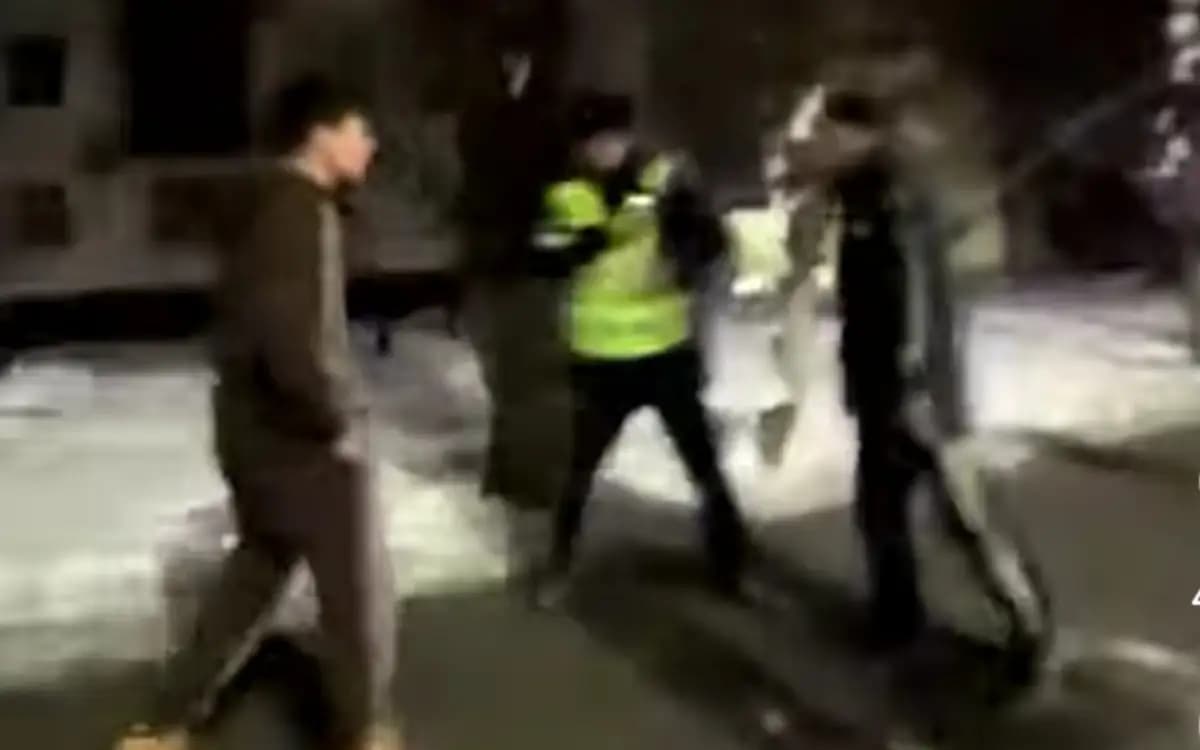 Алматыда жастар мен полицейлердің төбелесі видеоға түсіп қалған