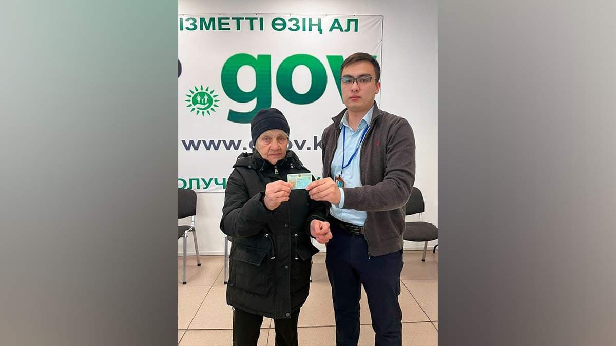 Павлодарда 71 жастағы зейнеткер алғаш рет жеке куәлікке ие болды