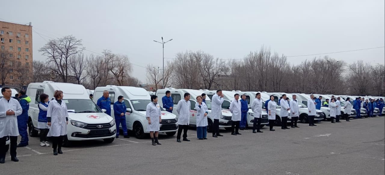 «Негізгі бөлігі ауылды жерлерге беріледі»: Ербол Қарашөкеев дәрігерлерге жаңа автокөліктерді табыстады