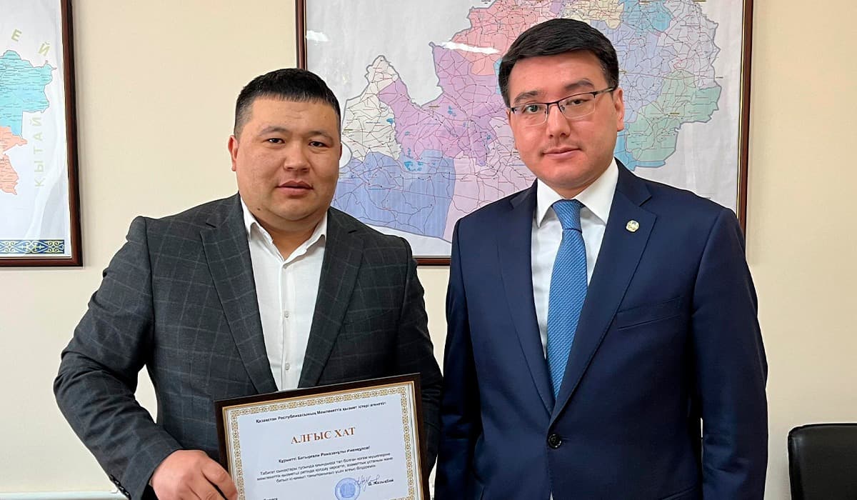 БҚО ақ түтек боранда жолда қалған азаматты құтқарып қалған ауыл әкімі марапатталды