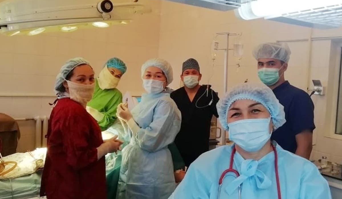 Алматы облысында жер сілкінсе де хирургтар көпбалалы анаға отаны жалғастыра берген