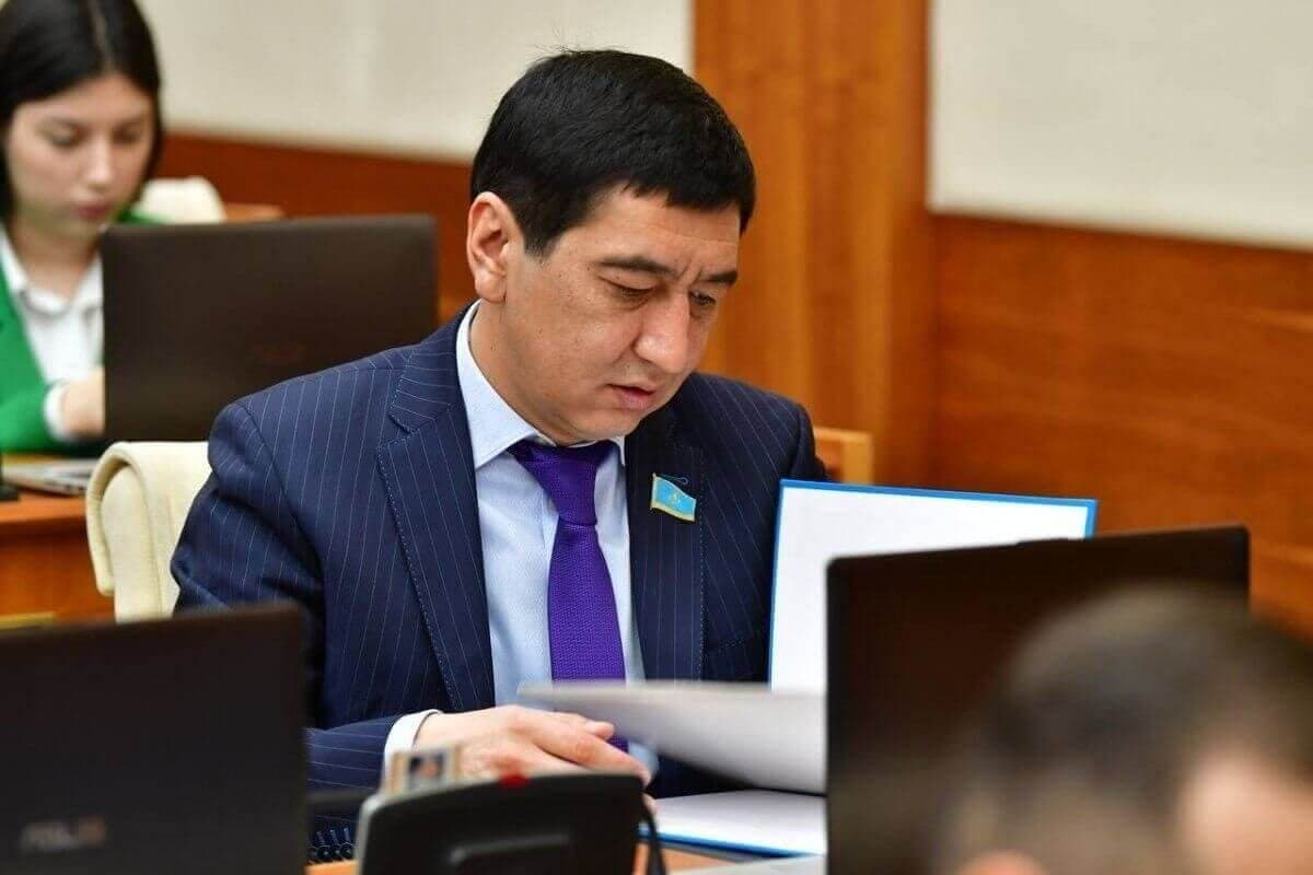 Ринат Зайытов шетелге оқуға кеткен дәрігерлердің білім іздеп емес, қыдырып жүргенін айтты