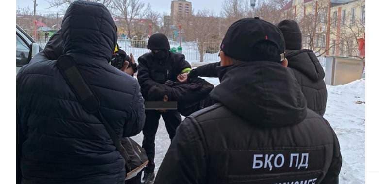 Оралда шетел азаматынан тұрақты түрде ақша бопсалап келген адам ұсталды