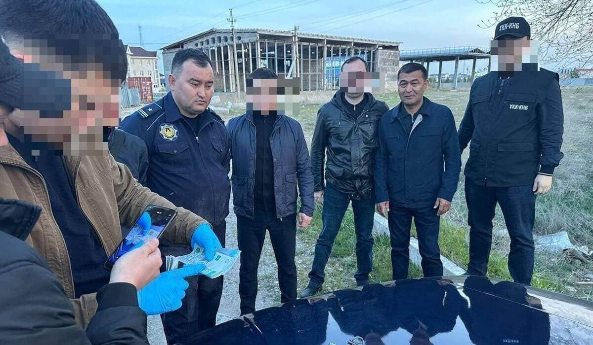 ҰҚК Таразда пара алды деген күдікпен екі полицейді ұстады