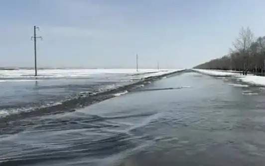 Алматыда жаңа ғана төселген асфальт жабынын су шайып кетті