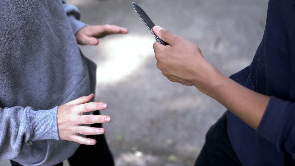 Павлодарда оқушы сыныптасы мен мұғалімін пышақтап кетті