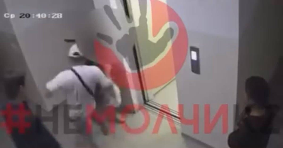 Әйелді тепкілеп жатқанда екі жігіт тамашалап тұрған