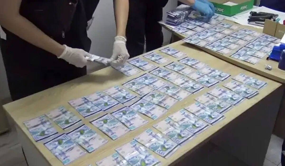 Қостанайда 9 миллион теңге пара алып жатқан шенеунік ұсталды