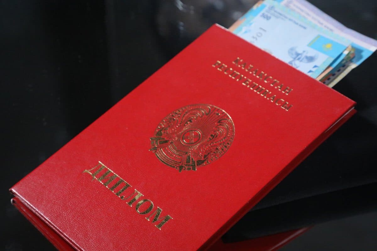 Жалған дипломмен жұмыс істеп жүрген мұғалімдер ұсталды