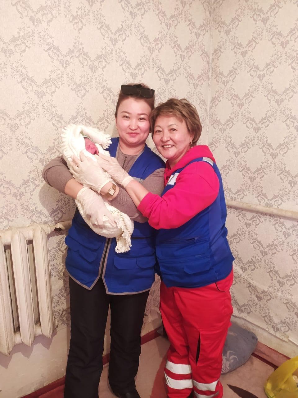 Алматы облысында жедел жәрдем қызметкерлері әйелді үйінде босандырып алды