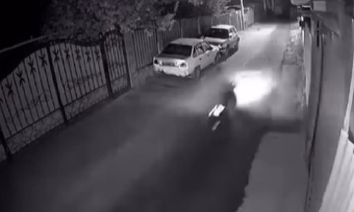 Үйдің қақпасына соғылған: Алматыда мопед мінген жігіт көз жұмды