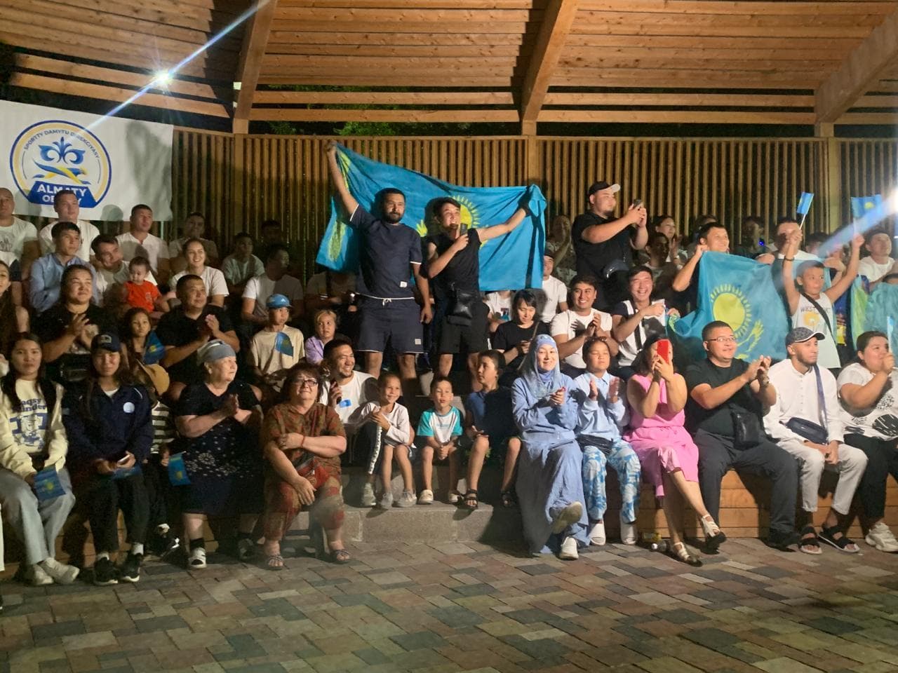 Сұлтанғазиев Парижде күміс медаль алған Жадыраевтың жақындарын құттықтады