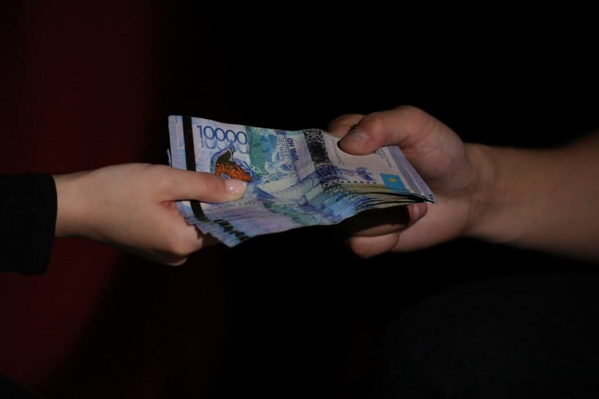 Ақтөбеде университет ректорының әйелі талапкерлерден ақша жинап алған