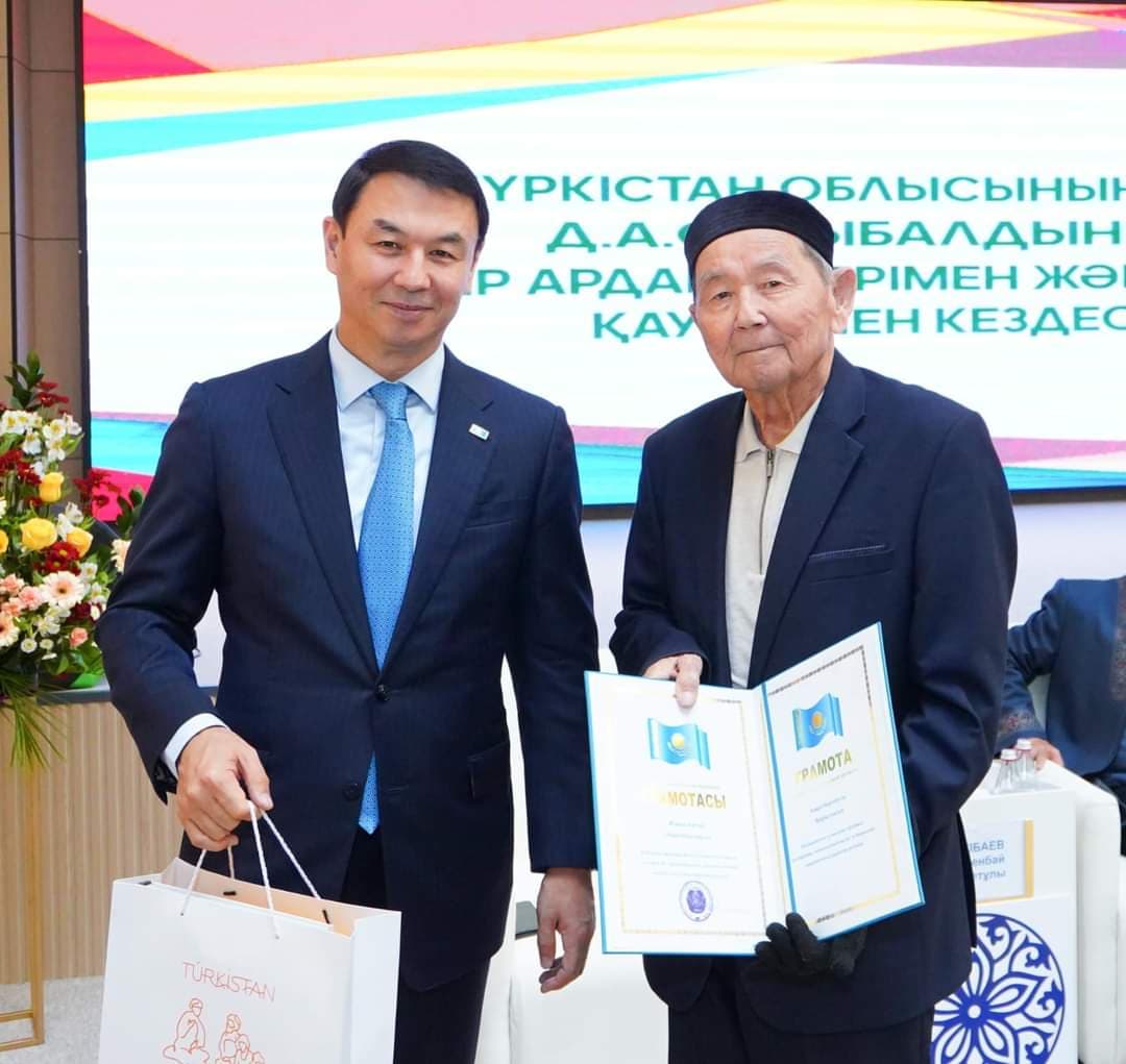 120 ғылыми еңбек жазған: Түркістанда профессор Сейдулла Садықов марапатталды
