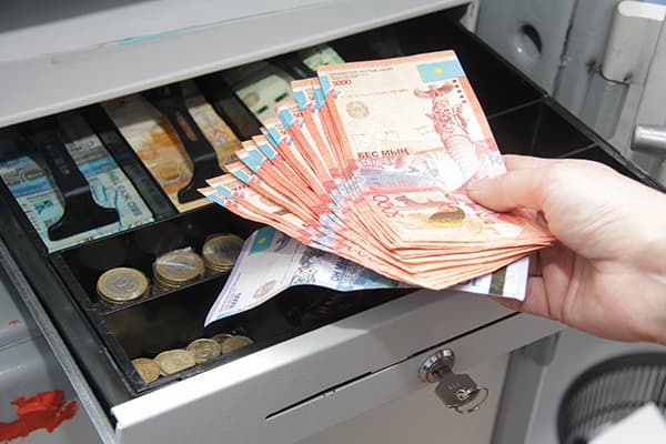 Салықтан жалтару үшін қолма-қол ақша талап ету — заңсыз