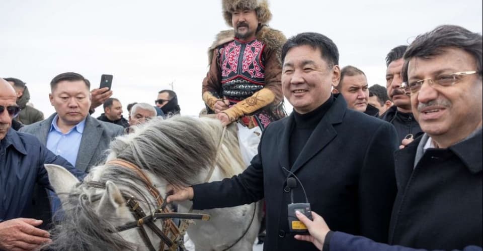 Моңғолия президенті Шыңғыс ханның немересі салдырған жазғы сарайдың археологиялық орнына барды