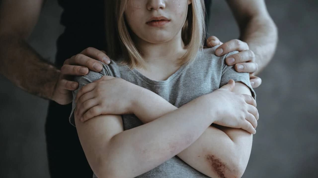 "Педофил құрбанын алыстан іздемейді": балалардың жыныстық тәрбиесі жөніндегі маман педофилдерді танудың қыр-сырын айтты