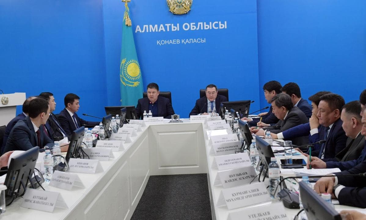 Қанат Бозымбаев Алатау ауданын дамыту мәселелері бойынша Жобалау кеңсесінің отырысын өткізді және кәсіпкерлермен кездесті