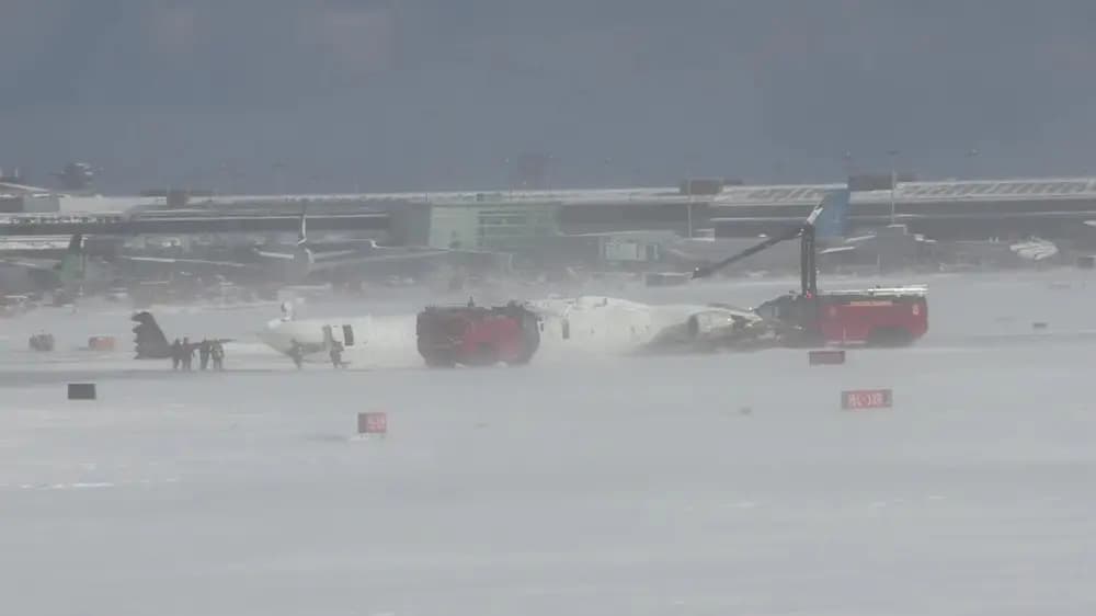 Торонто әуежайындағы ұшақ апаты: Delta Air Lines ұшағы қонар сәтте төңкеріліп кеткен