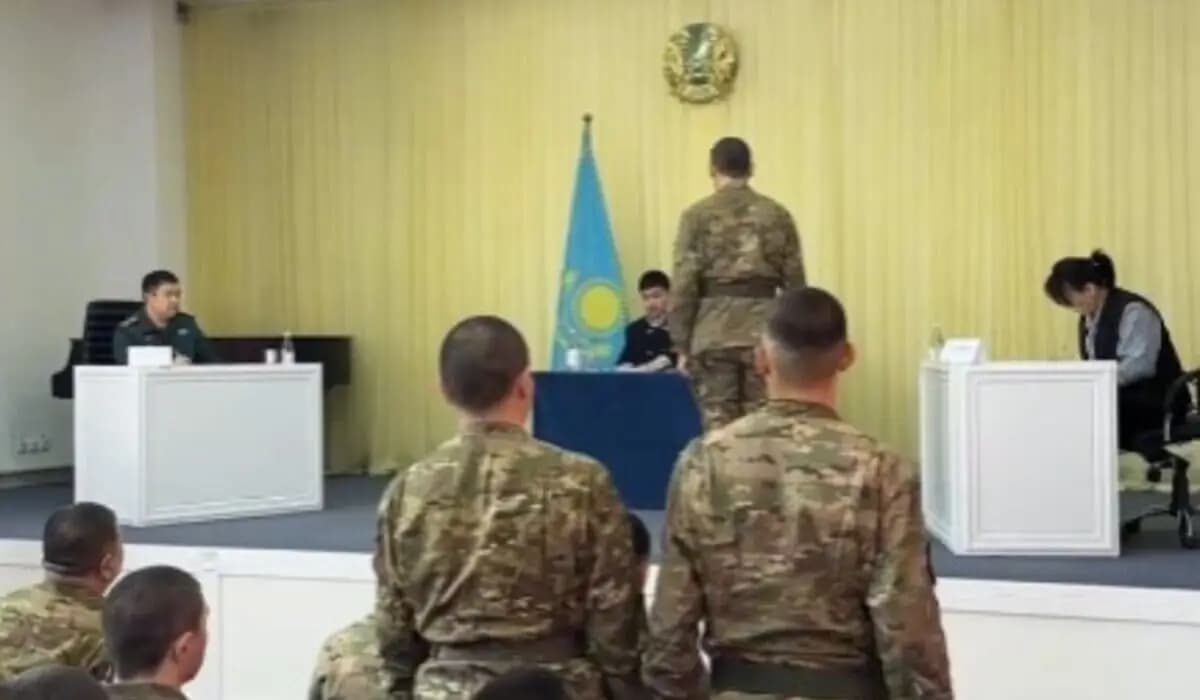 Қонаевтың әскери бөліміне телефон алып кірген үш сарбазға сот үкім шығарды  (ВИДЕО)