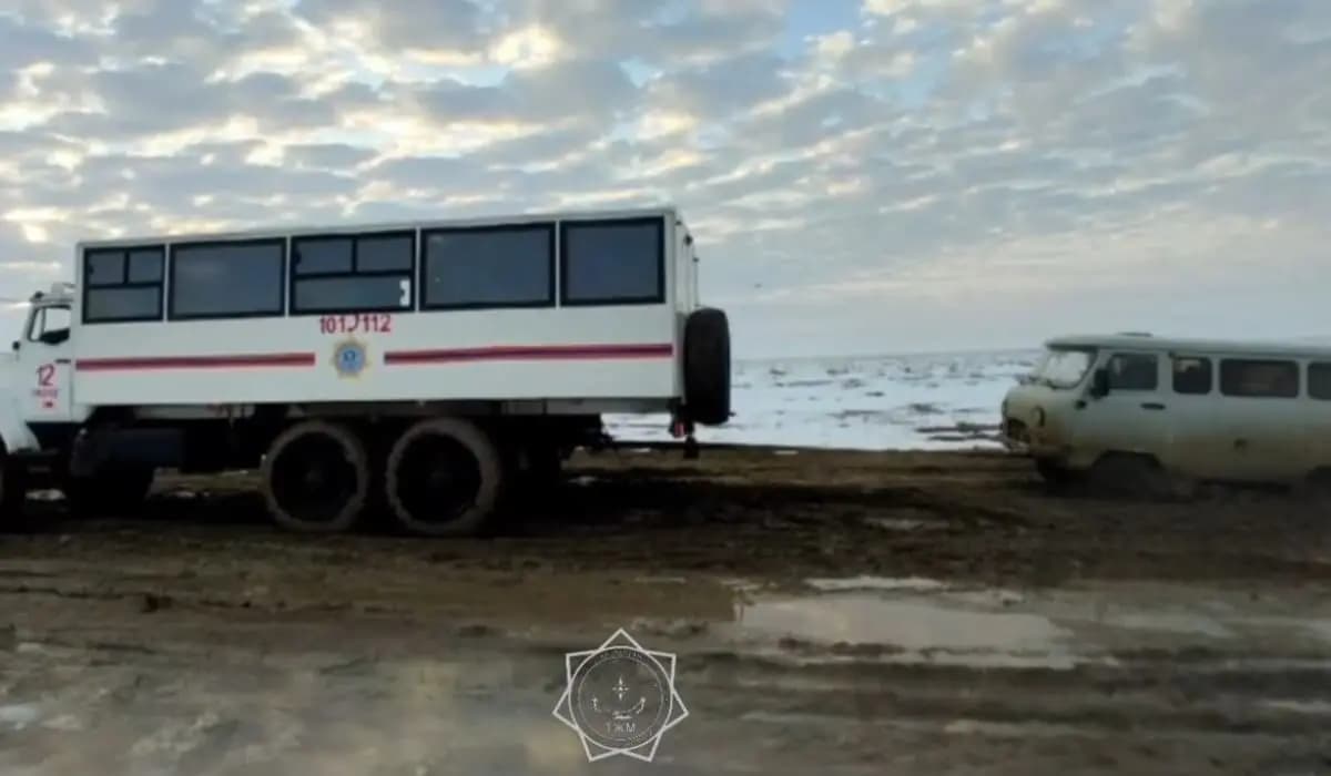 Ақтөбе облысында батпаққа батқан жедел жәрдем көлігі көмекке құтқарушыларды шақырған