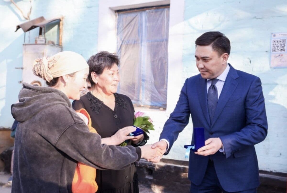Шымкент қаласының әкімі 35 отбасына жаңа пәтердің кілтін табыстады