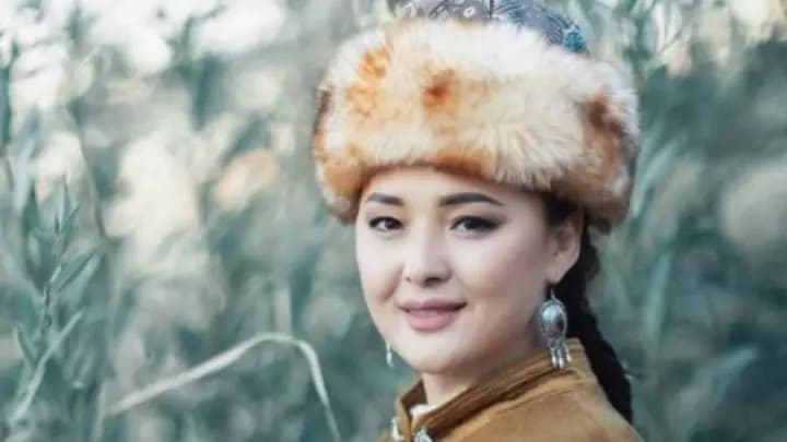 Тұрсынбектің әйелі Мөлдір Мұқанова оразада қалай амандасу керегін айтты
