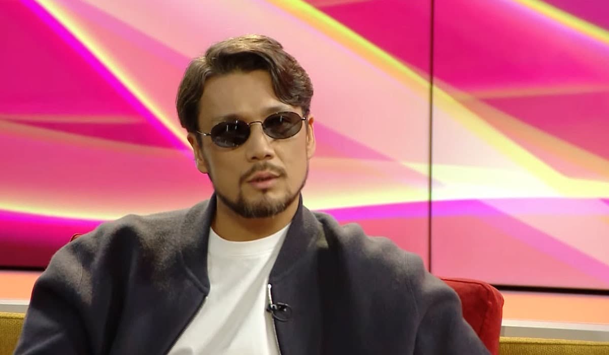 «Ашық айтуға дайын емеспін»: танымал әнші көп жыл адасқанын айтты