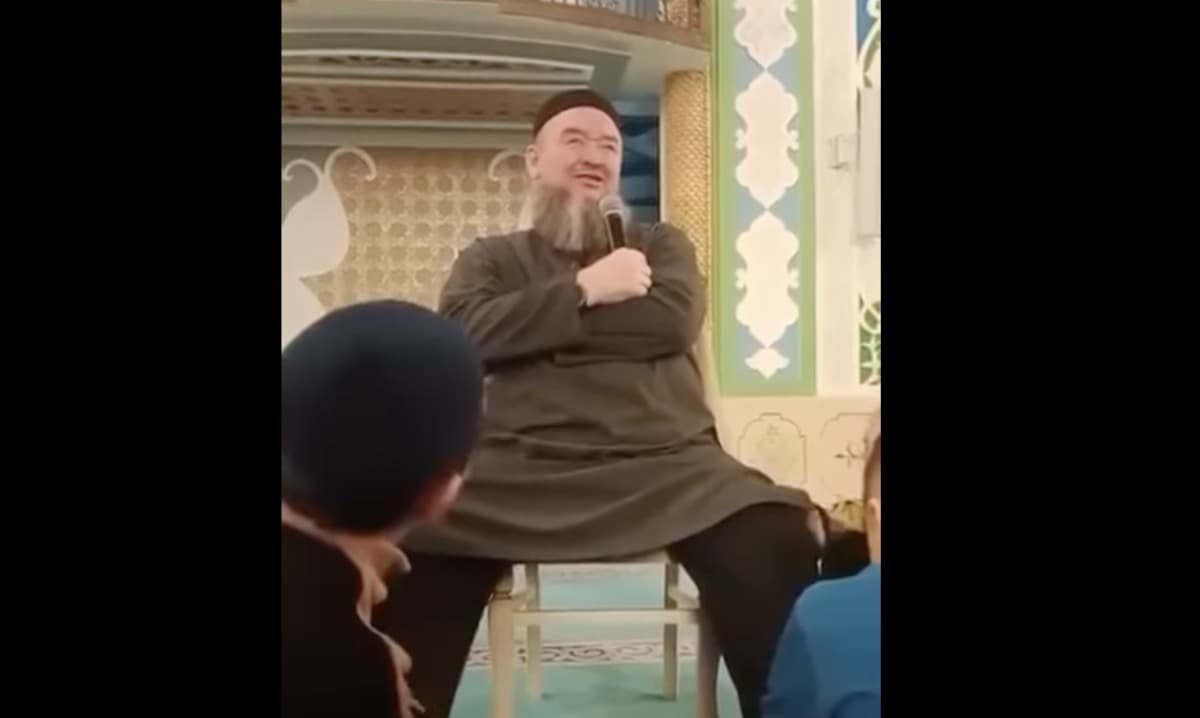 «Бұдан басқа да азғындық көп» - қоғам белсендісі балаларға аяғын уқалатқан молданы сотқа беруге шақырды