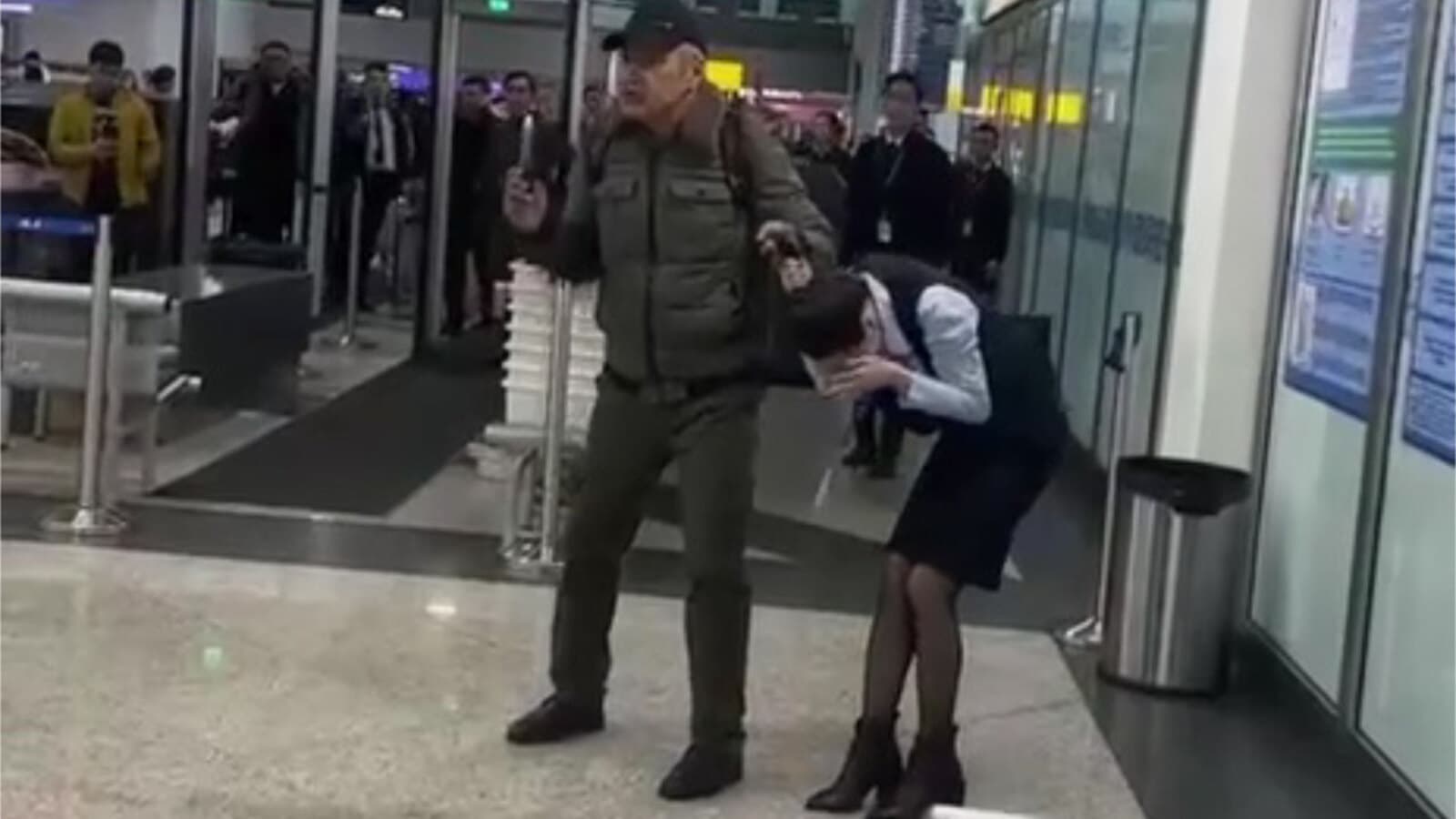Алматы әуежайында кепілге алынған әйел: Адвокат ер адамды тек бұзақылық үшін соттауды сұрайды