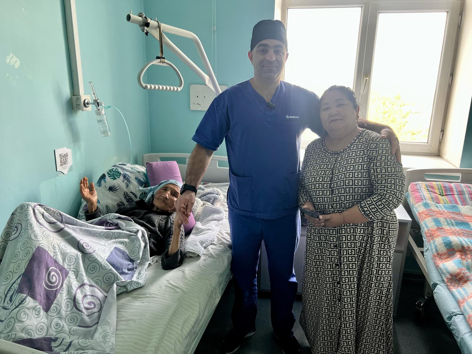 Алматыда дәрігерлер 101 жастағы әжейдің жамбас сүйегіне имплант салды