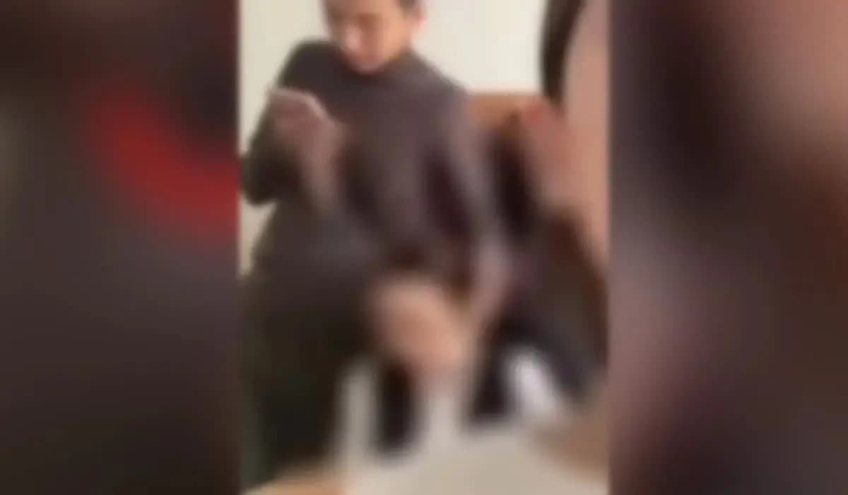 Семейде мұғалім оқушы қыздың беті-мойнынан ұстаған - видео жарияланды