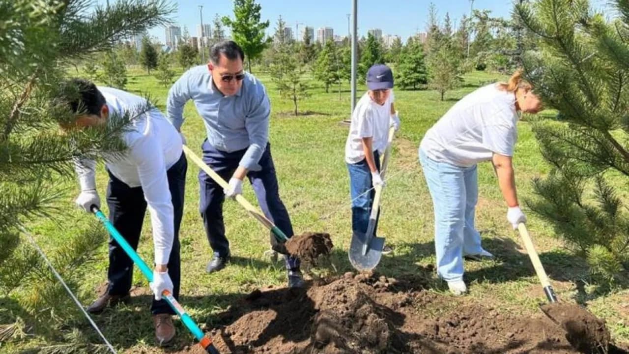 Отбасы дәстүрлері мен экология: Астанада ағаш отырғызу акциясы өтті