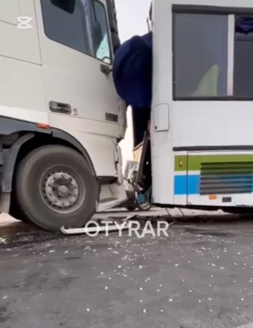 «Салонда оқушылар отырған»: Түркістан облысында жолаушылар автобусы аударылып қалды