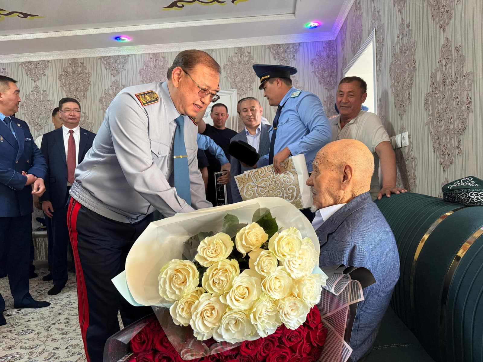 «Соғысқа 8-сыныбында аттанған»: Орбадасыда 101 жастағы Ұлы Отан соғысының ардагері ұлықталды