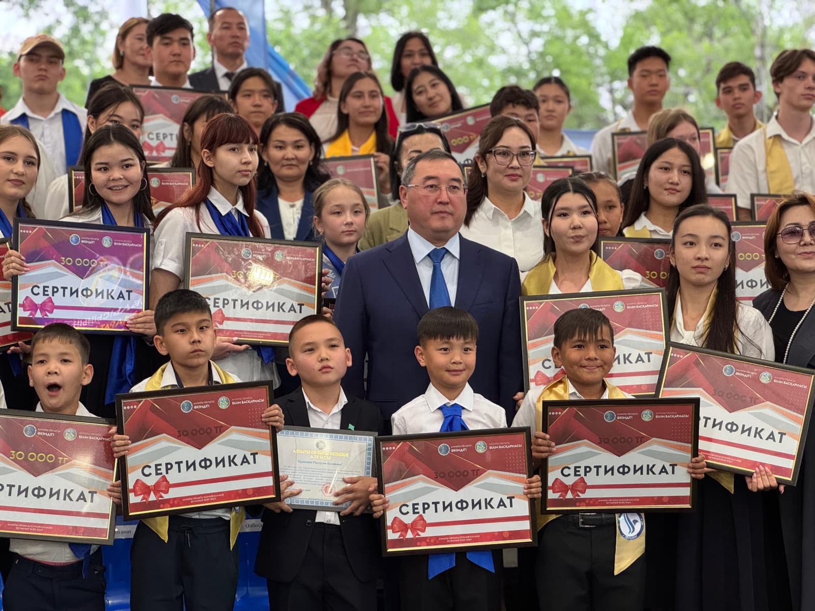 Дарындыларды дәріптеген күн: облыс әкімі үздік оқушылармен кездесті